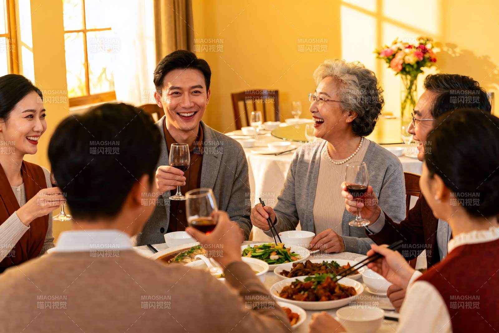 家庭聚餐欢声笑语其乐融融图片