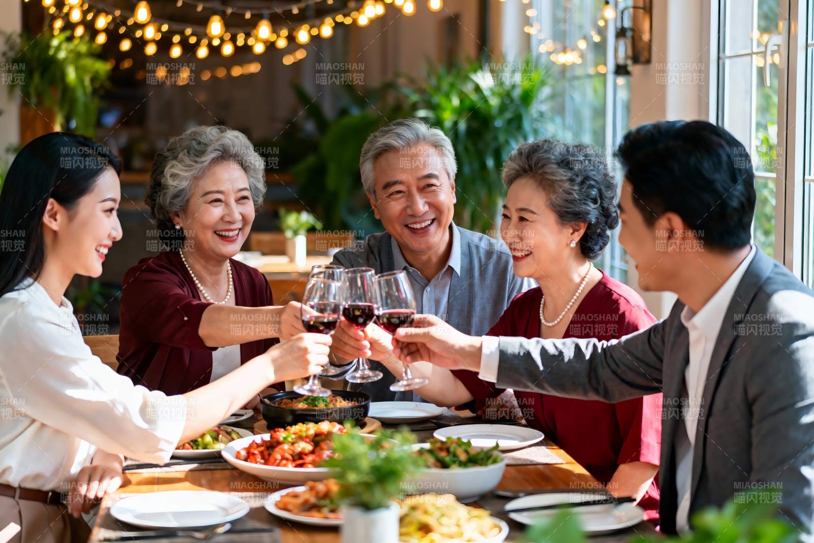 三代同堂家庭聚餐举杯欢庆图片