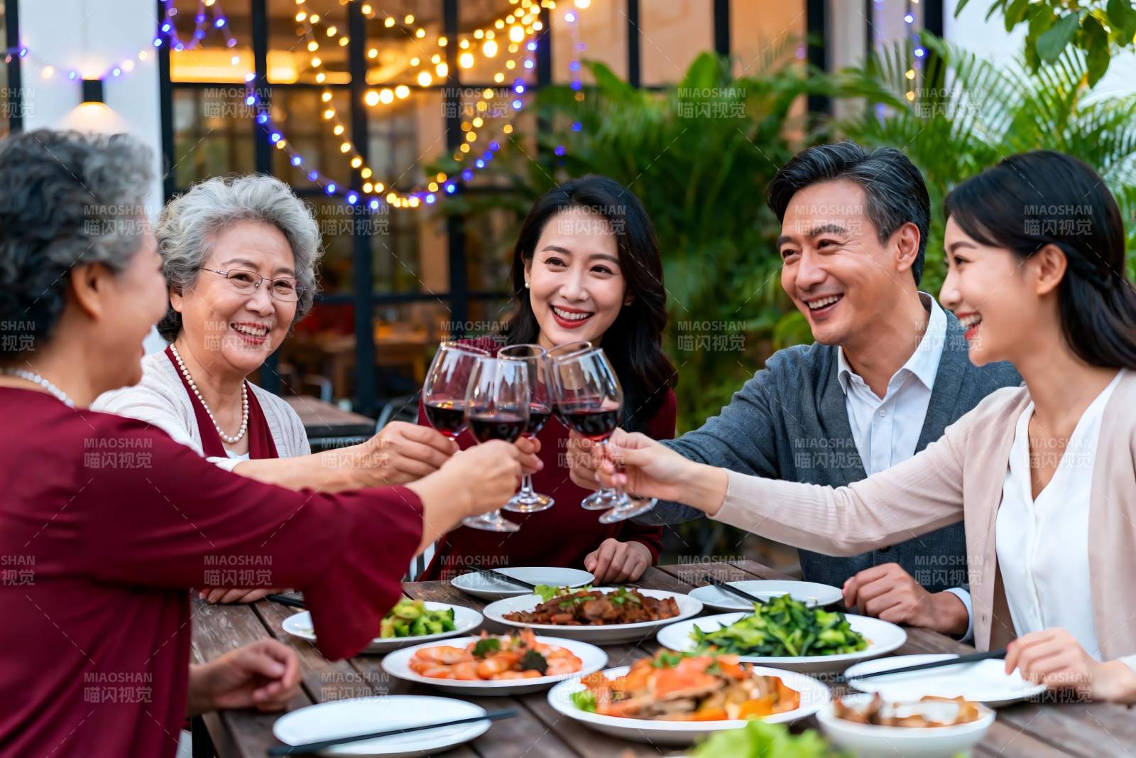家庭聚餐欢庆时刻图片