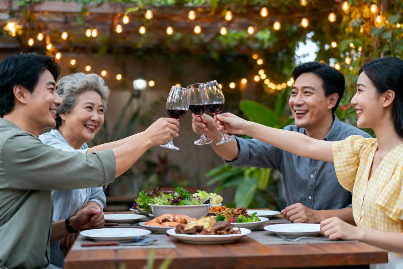 四人户外聚餐举杯庆祝图片