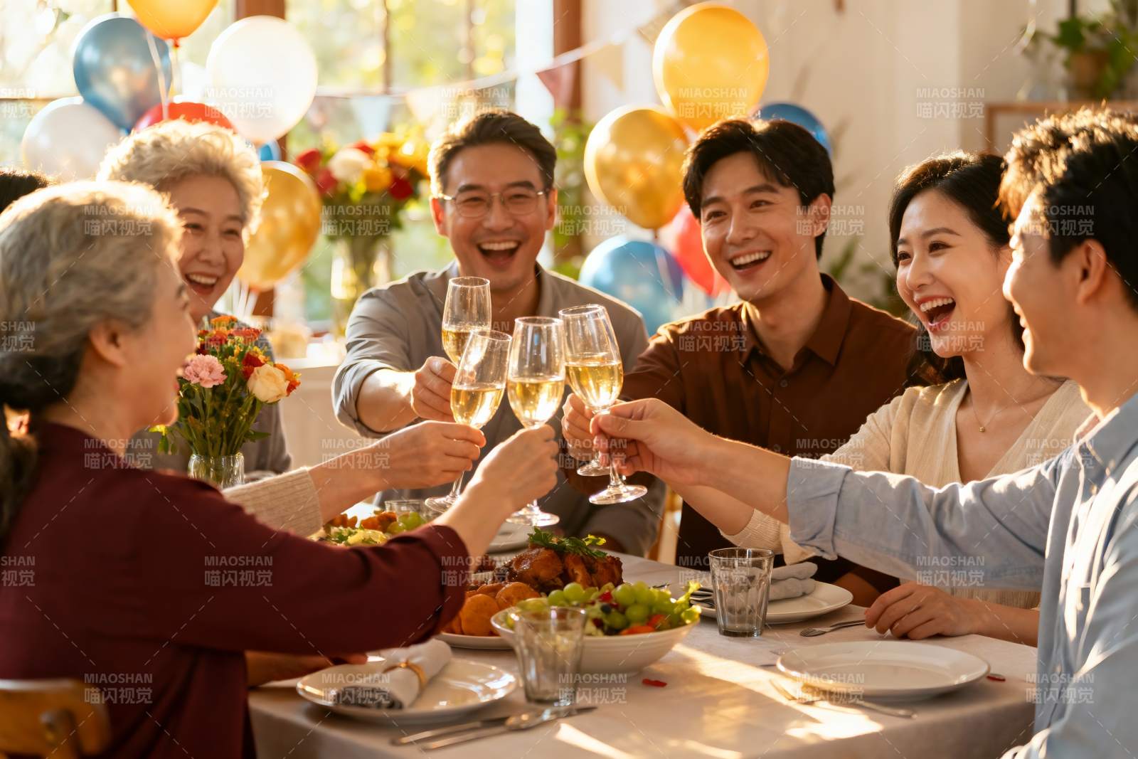 家庭聚会欢庆举杯图片
