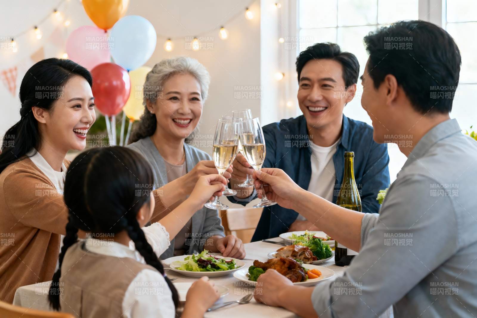 家庭聚餐欢庆时刻图片