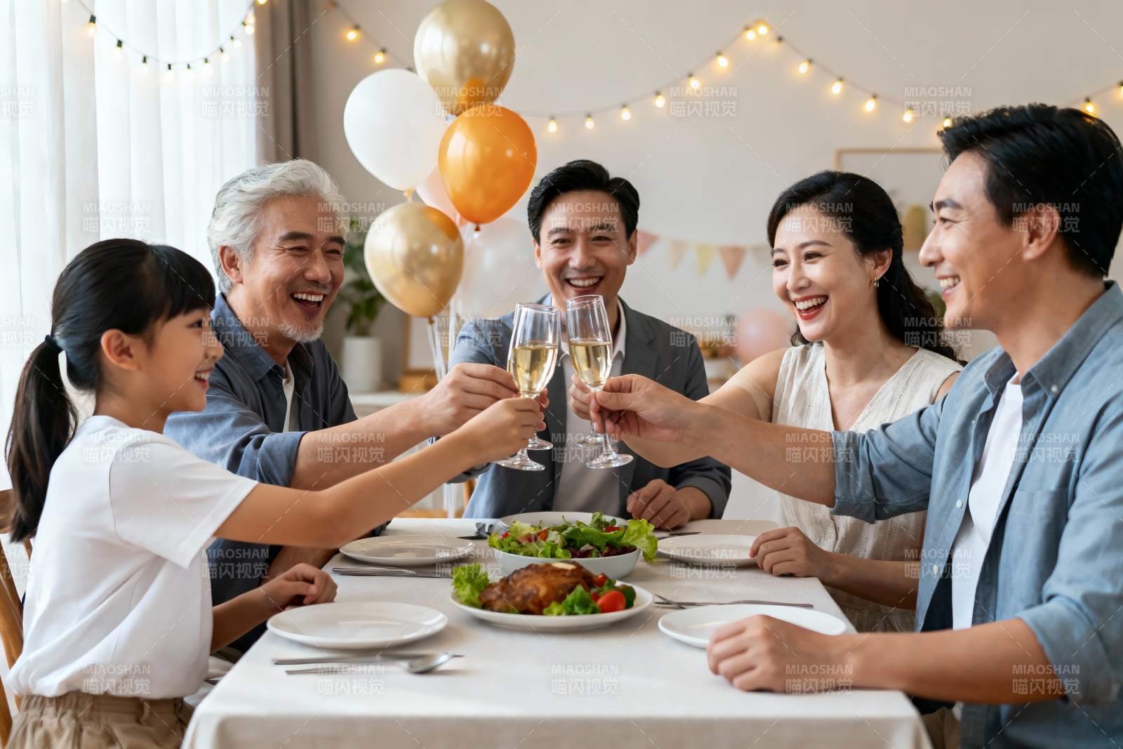 家庭聚餐举杯欢庆图片