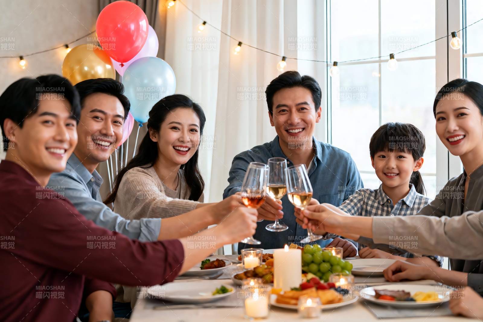 家庭聚餐欢庆时刻图片