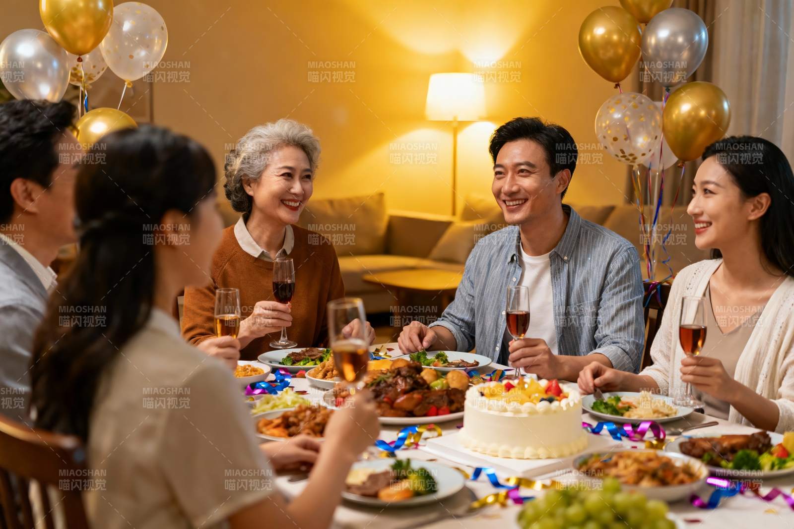 家庭聚餐欢庆生日图片