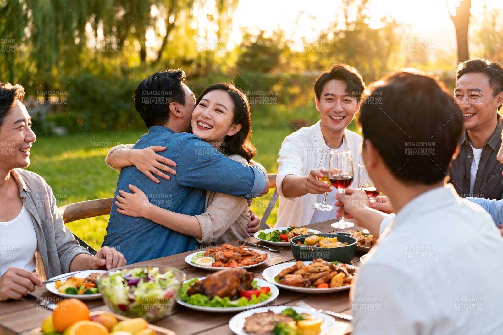 户外聚餐欢聚一堂图片