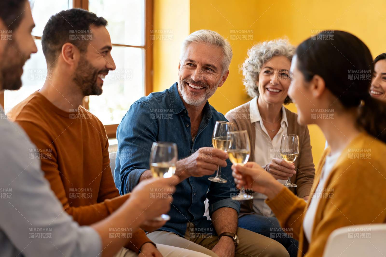 多人聚会举杯欢庆图片