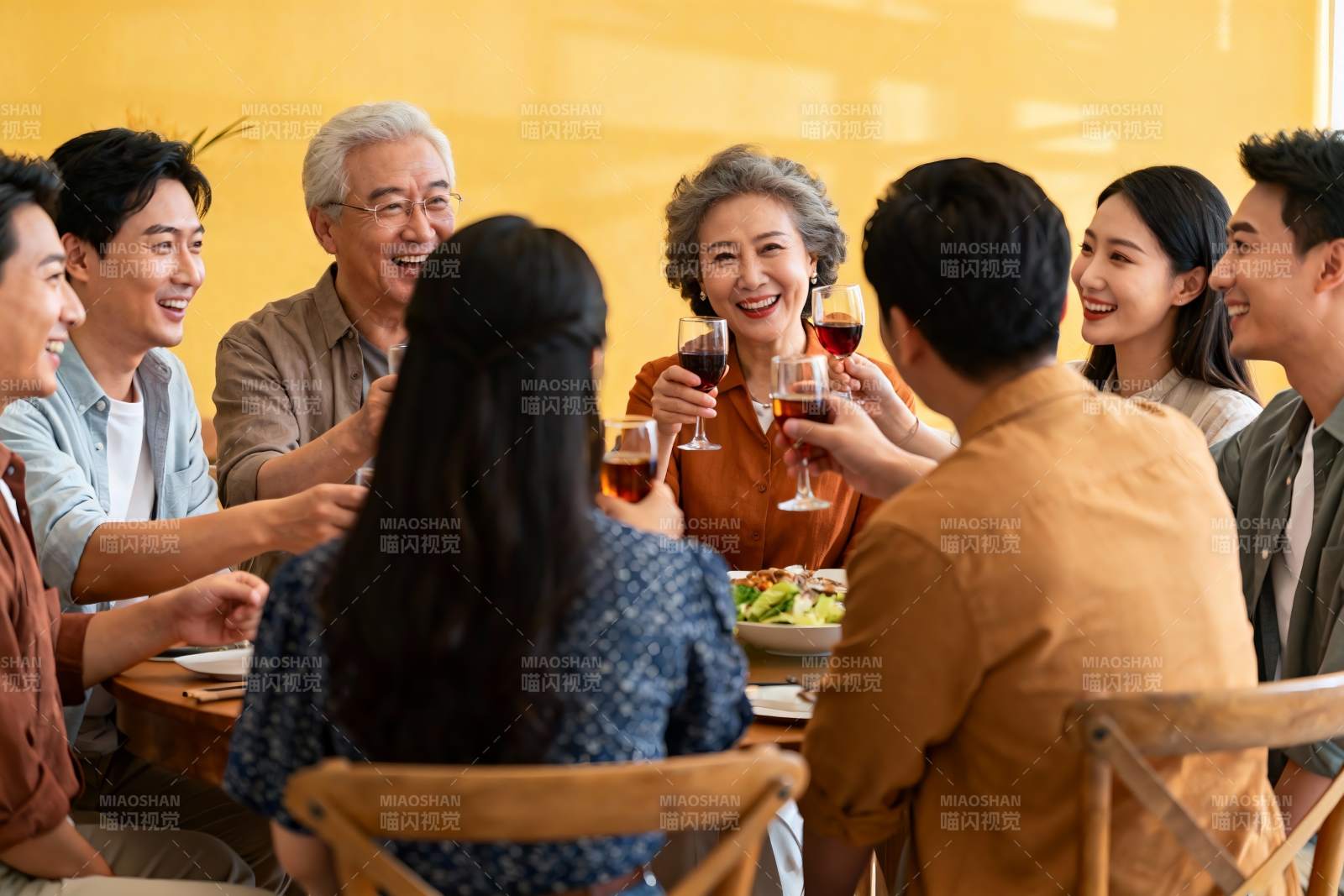 家庭聚餐欢庆时刻图片