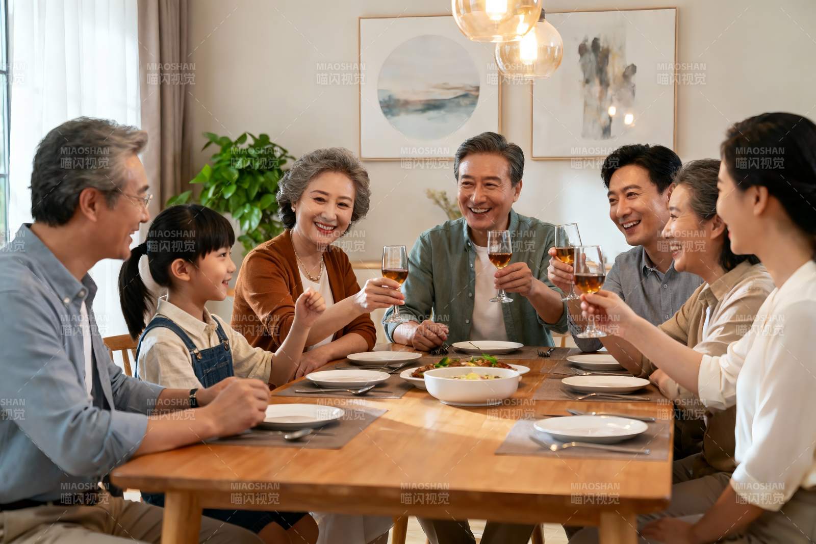 三代同堂家庭聚餐温馨场景图片