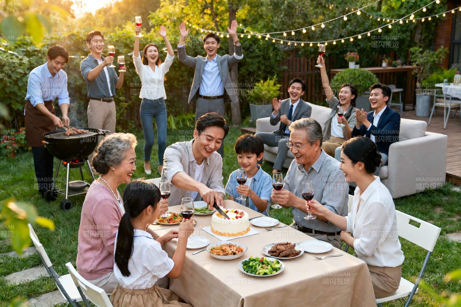 家庭户外聚会欢庆场景图片