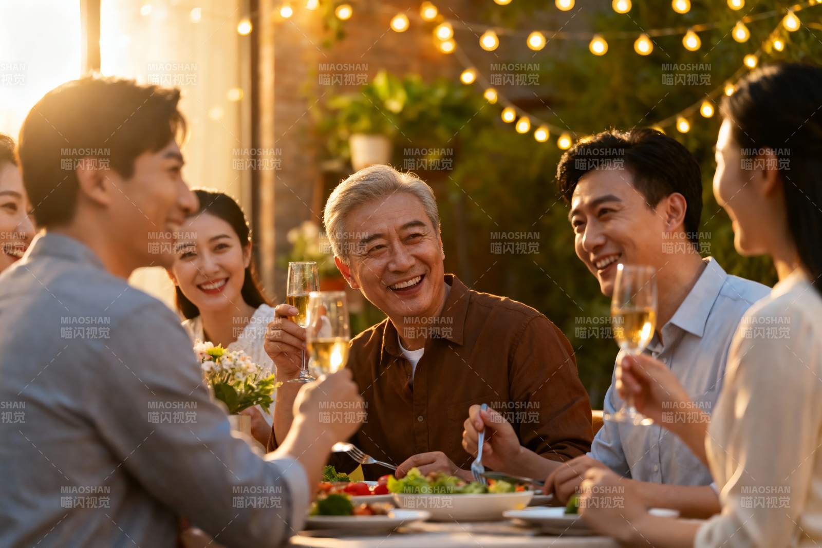 家庭聚会欢庆时刻图片