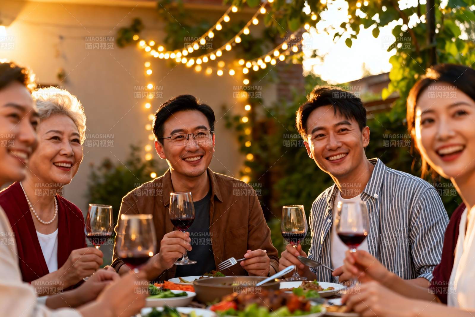 家人朋友户外聚餐欢笑图片