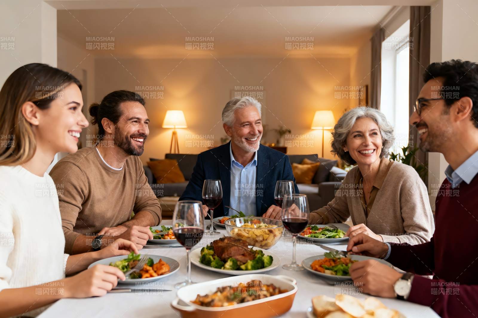 家庭聚餐欢笑场景图片