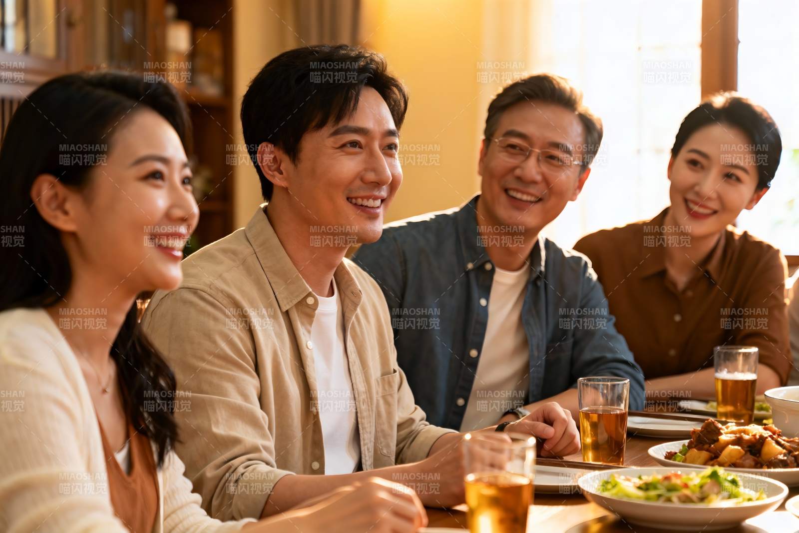 家庭聚餐欢笑场景图片