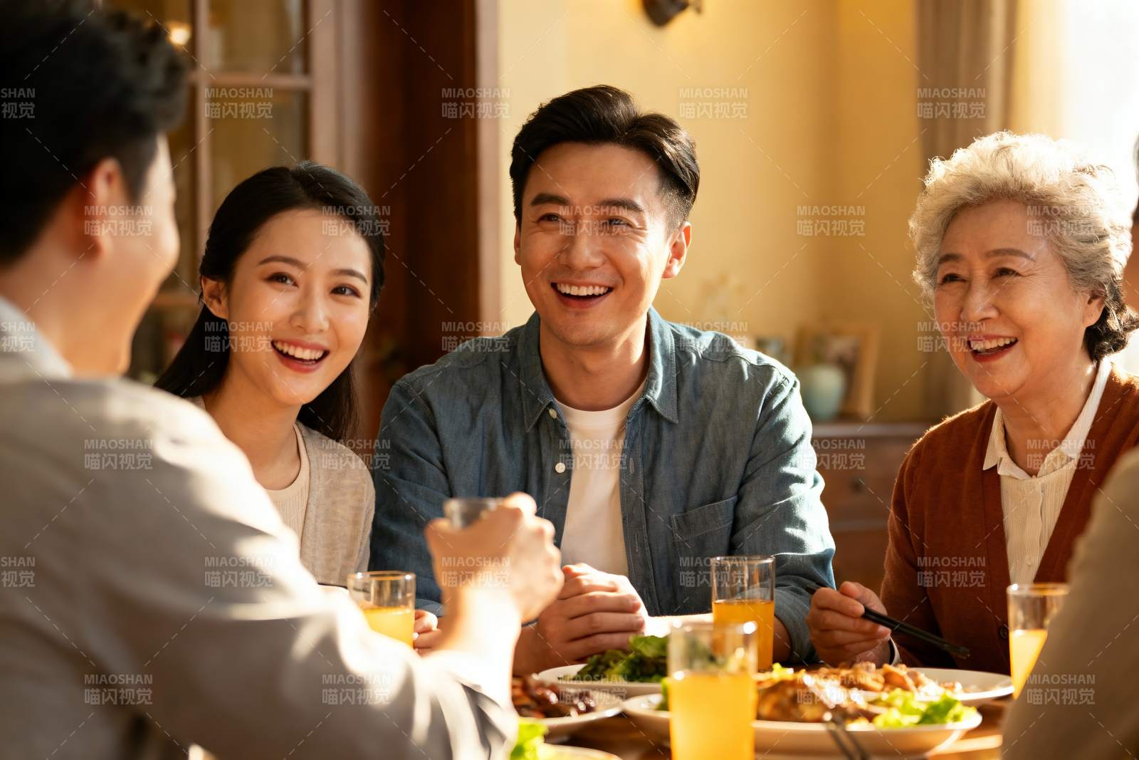 家庭聚餐欢笑场景图片