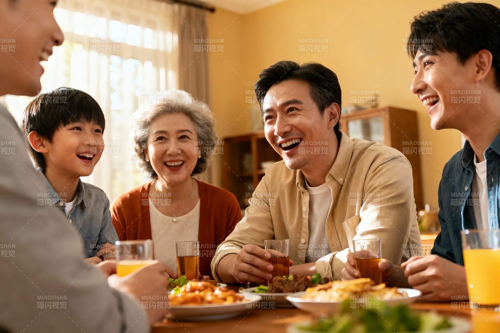 三代同堂家庭聚餐其乐融融图片