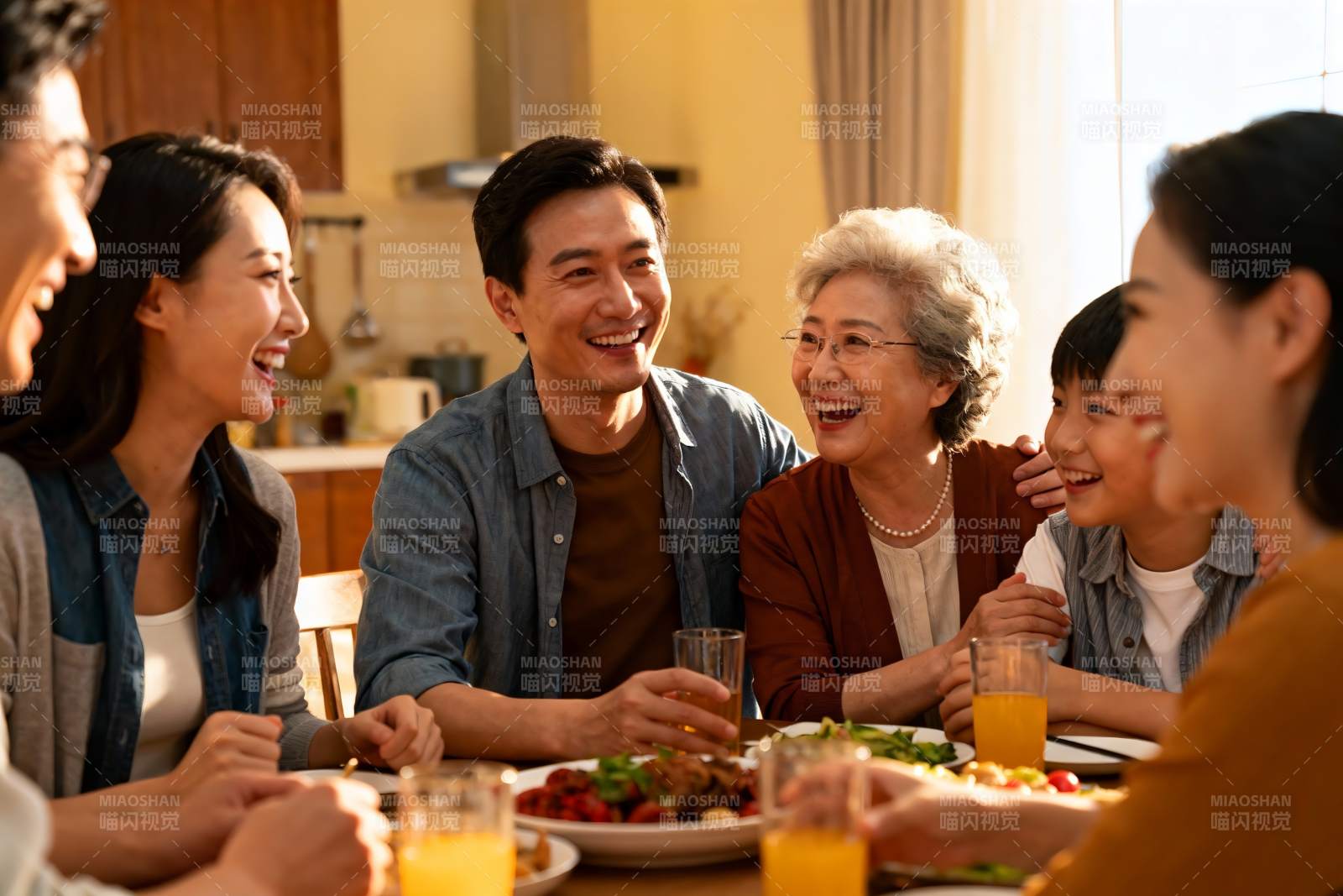 三代同堂家庭聚餐温馨场景图片
