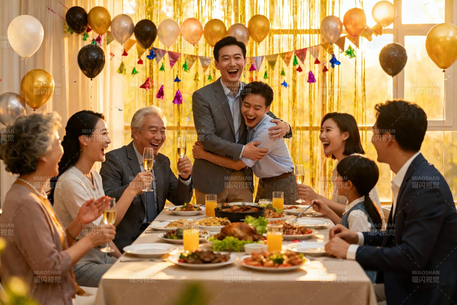 家庭聚会欢庆团圆饭图片