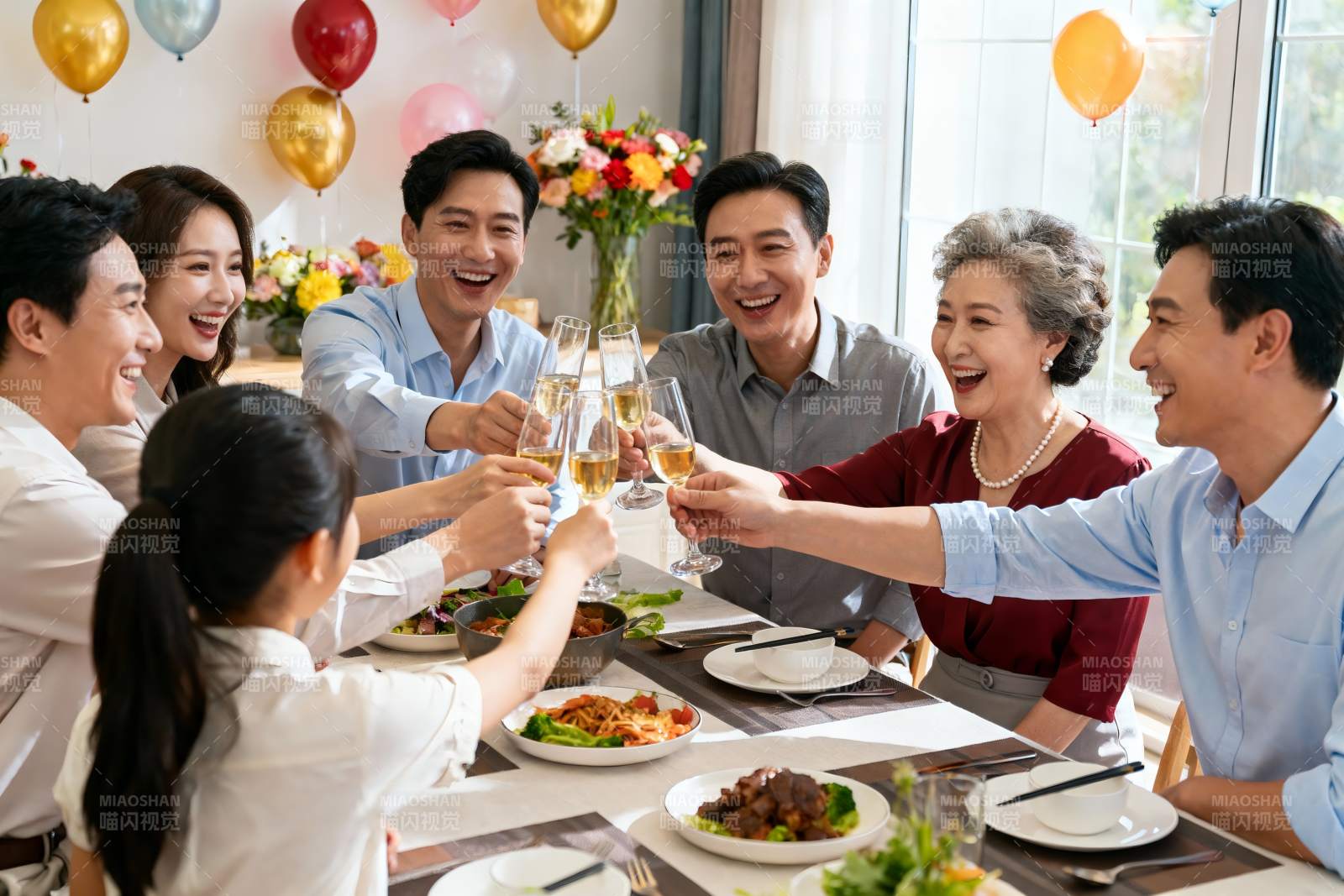 家庭聚餐欢庆举杯时刻图片