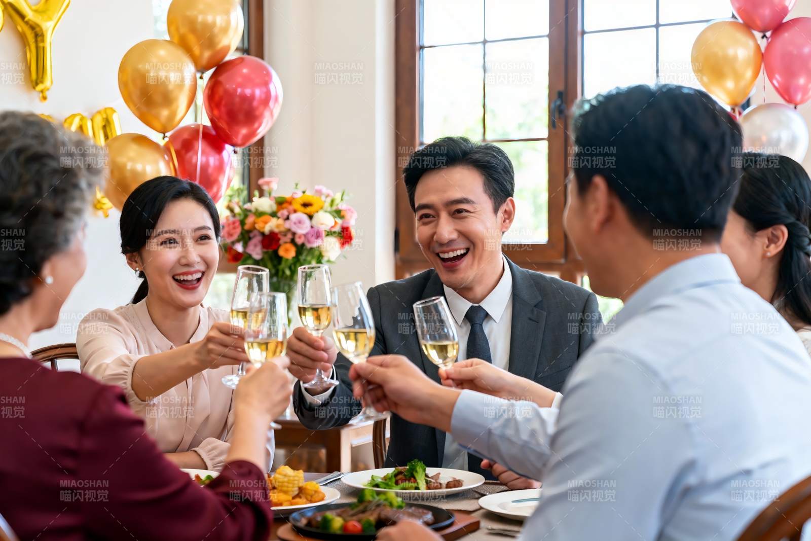 家庭聚餐欢庆举杯图片