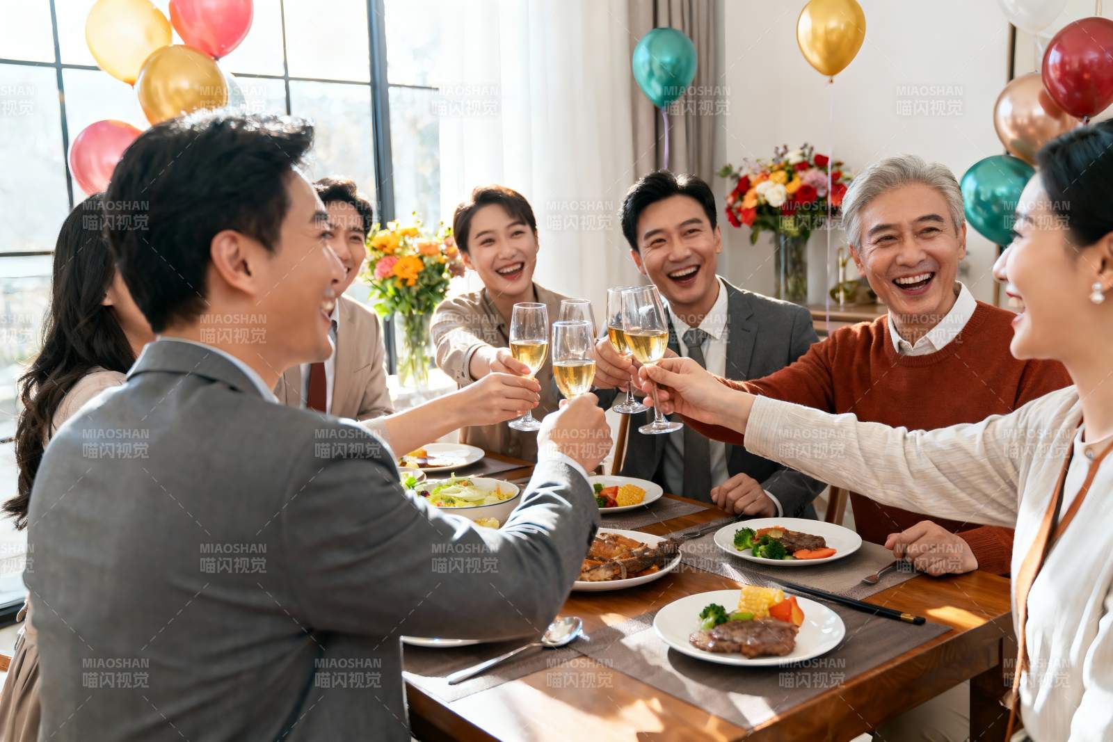 家庭聚餐欢庆举杯图片