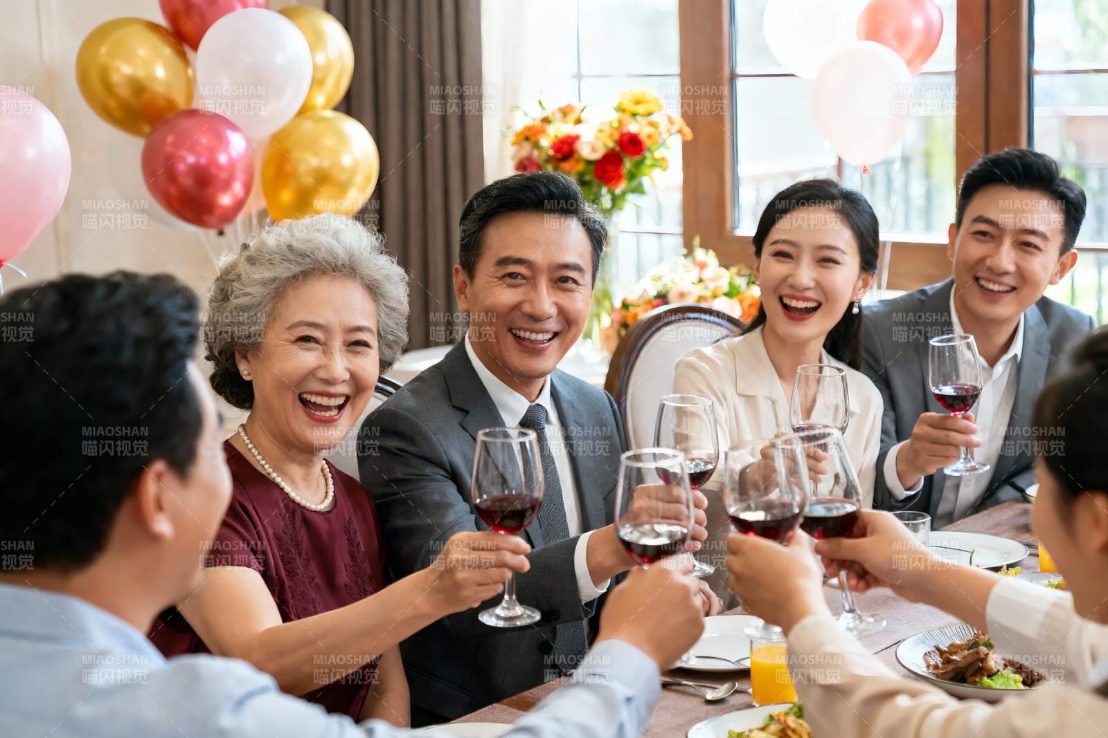 家庭聚会举杯欢庆图片