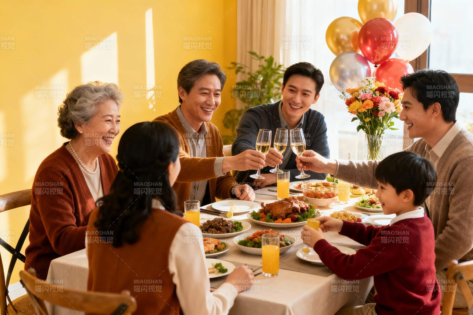 三代同堂家庭聚餐温馨场景图片