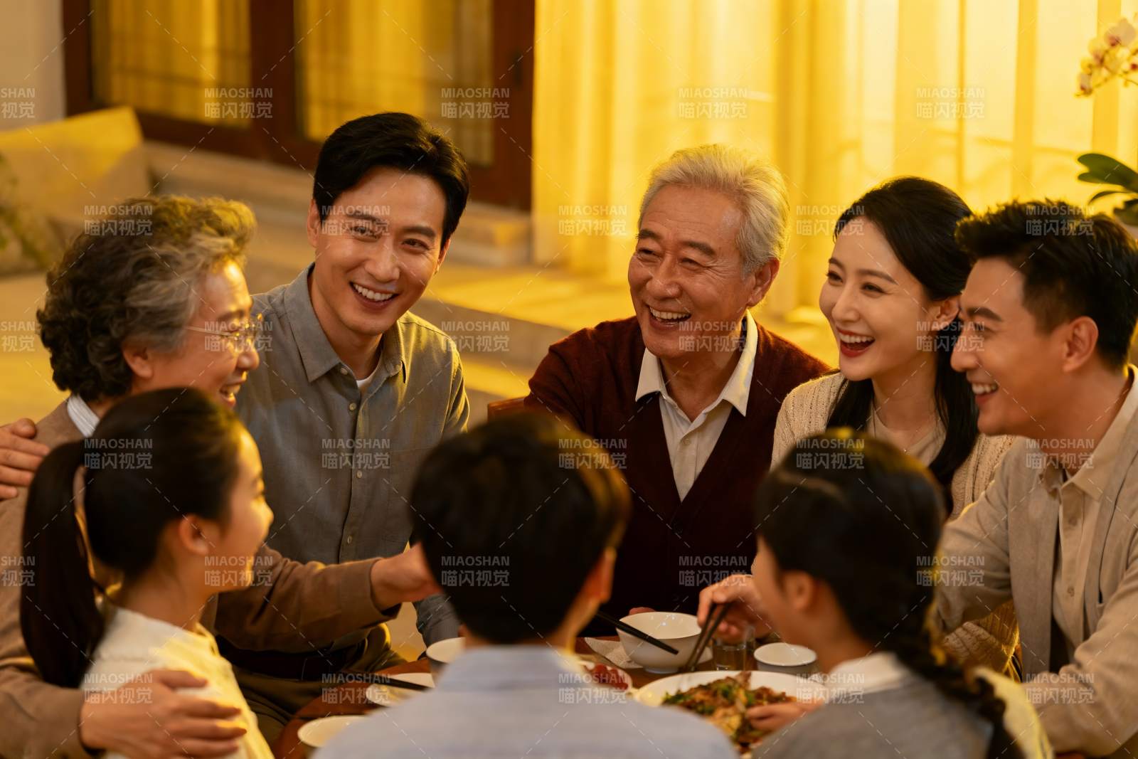 温馨家庭聚餐其乐融融图片