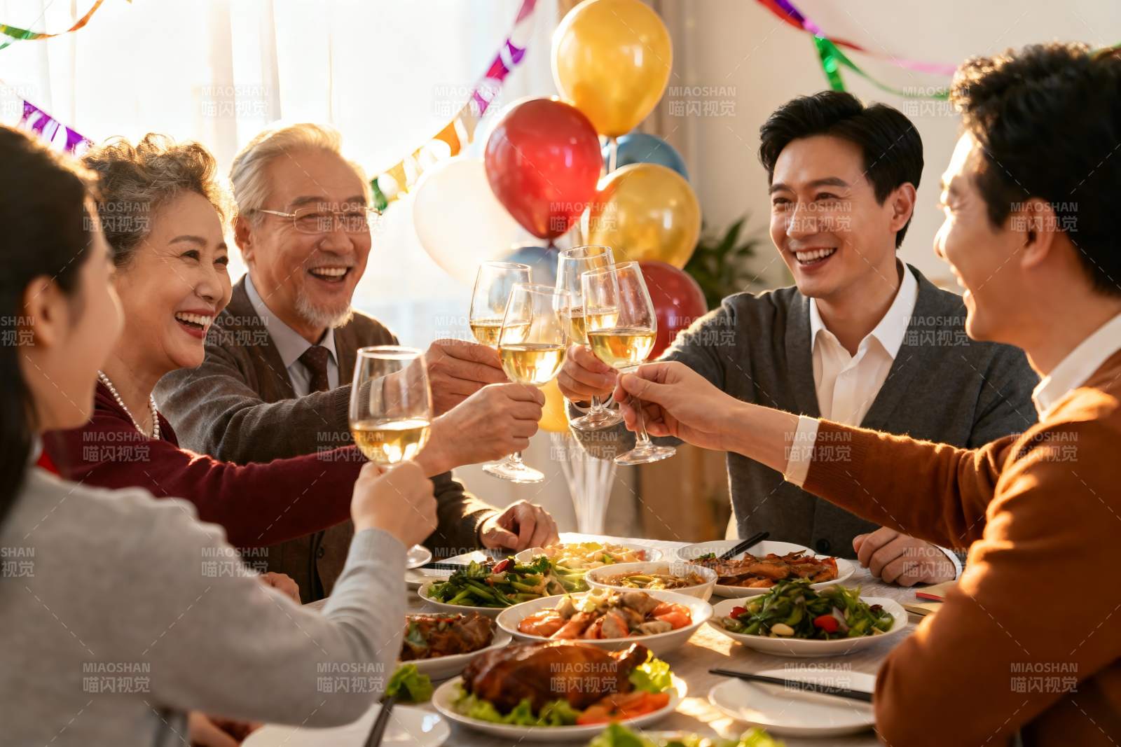 家庭聚餐欢庆时刻图片