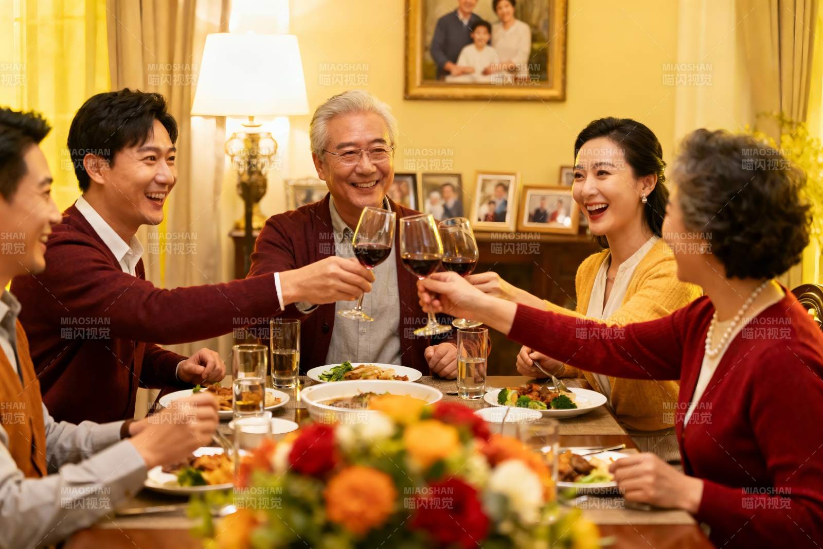家庭聚餐欢庆时刻图片