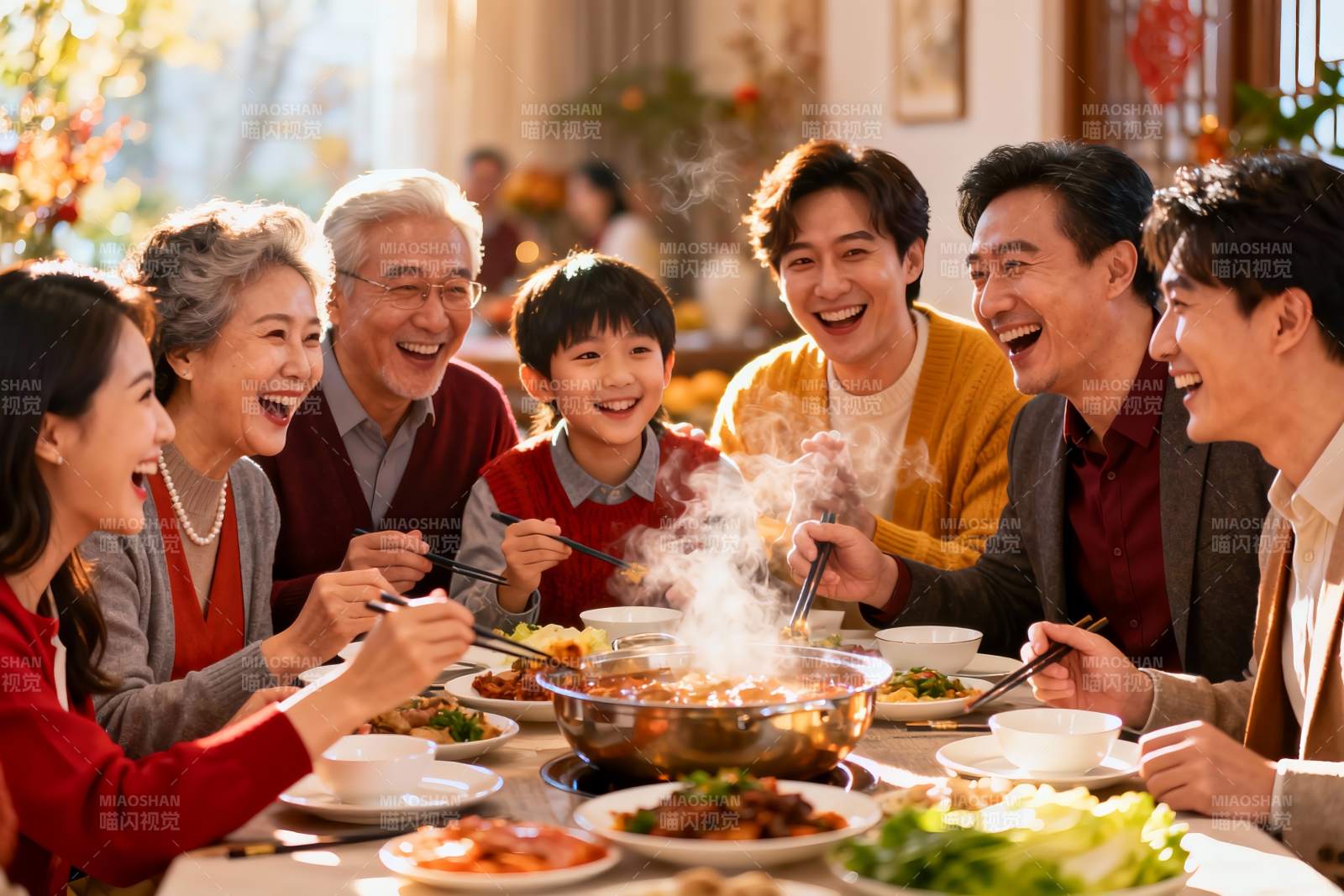 家庭聚餐其乐融融图片