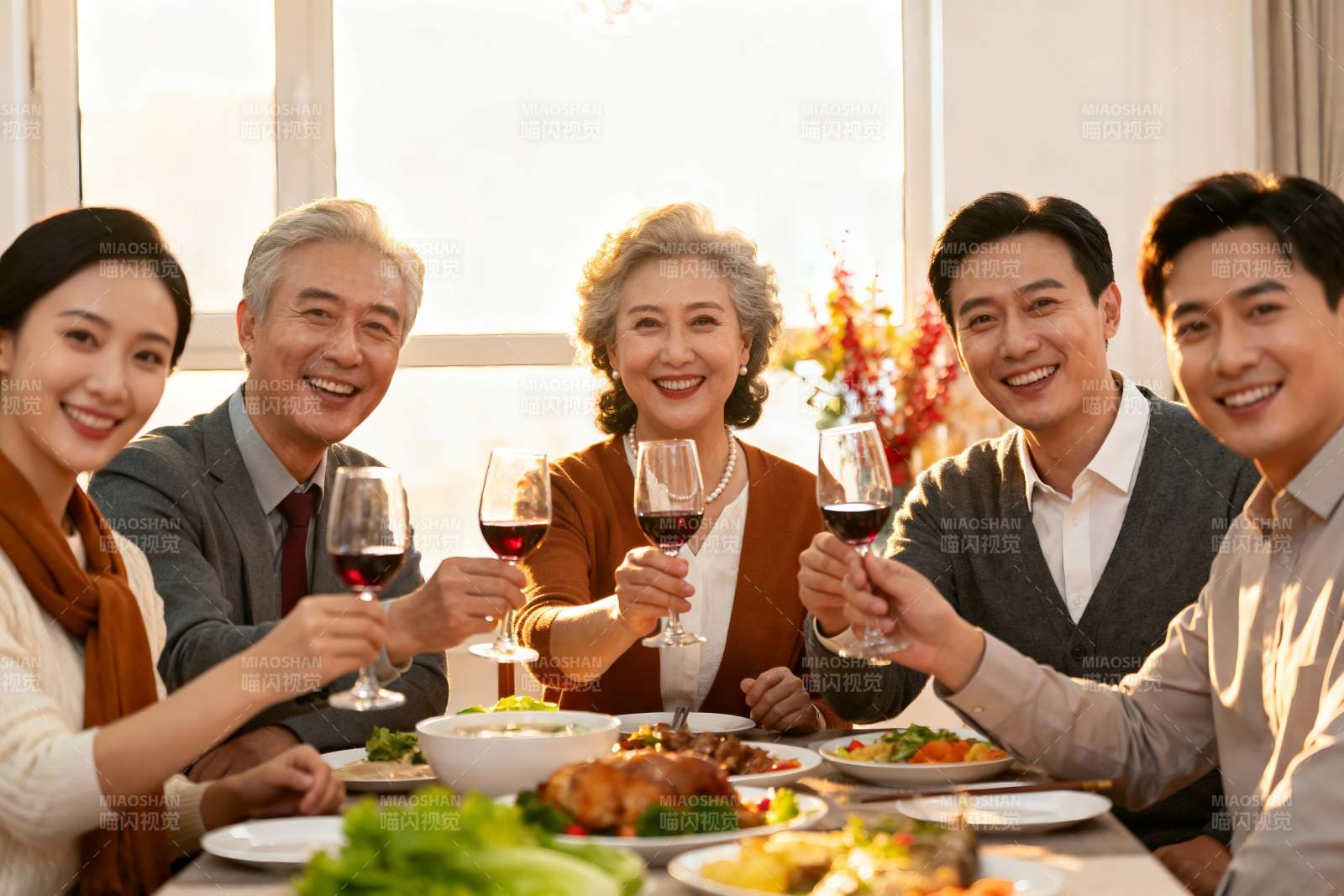 家庭聚餐举杯欢庆图片