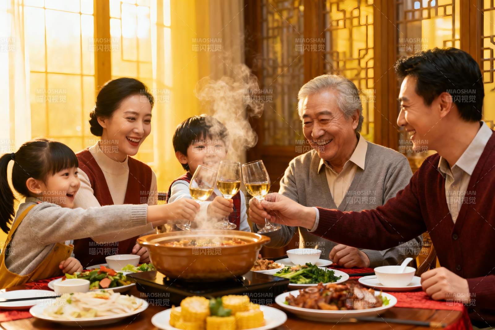 三代同堂家庭聚餐举杯欢庆图片