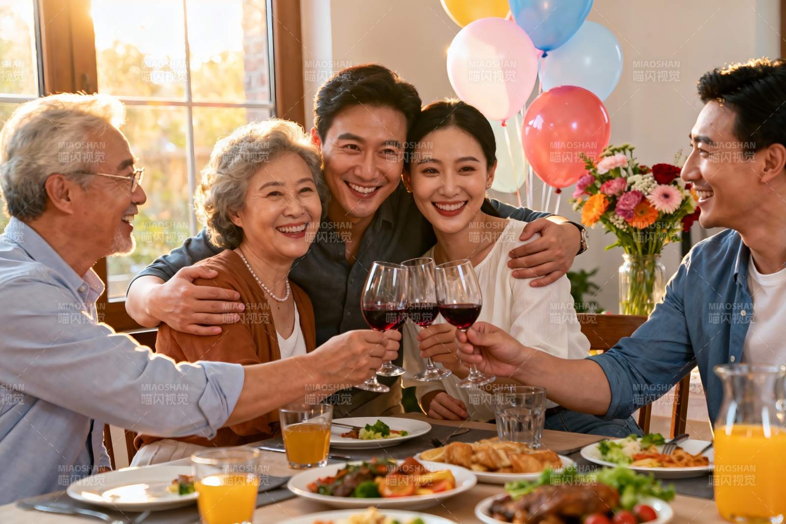 家庭聚餐欢庆时刻图片