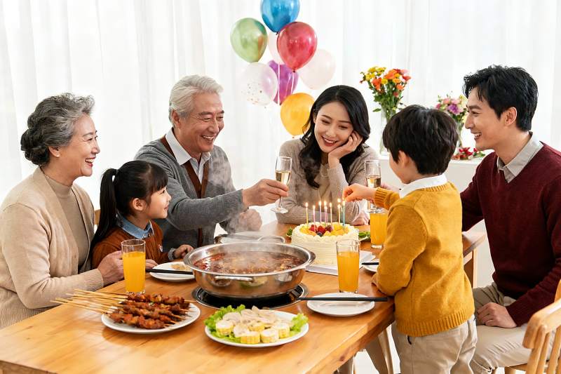 家庭聚餐庆祝生日温馨场景图片