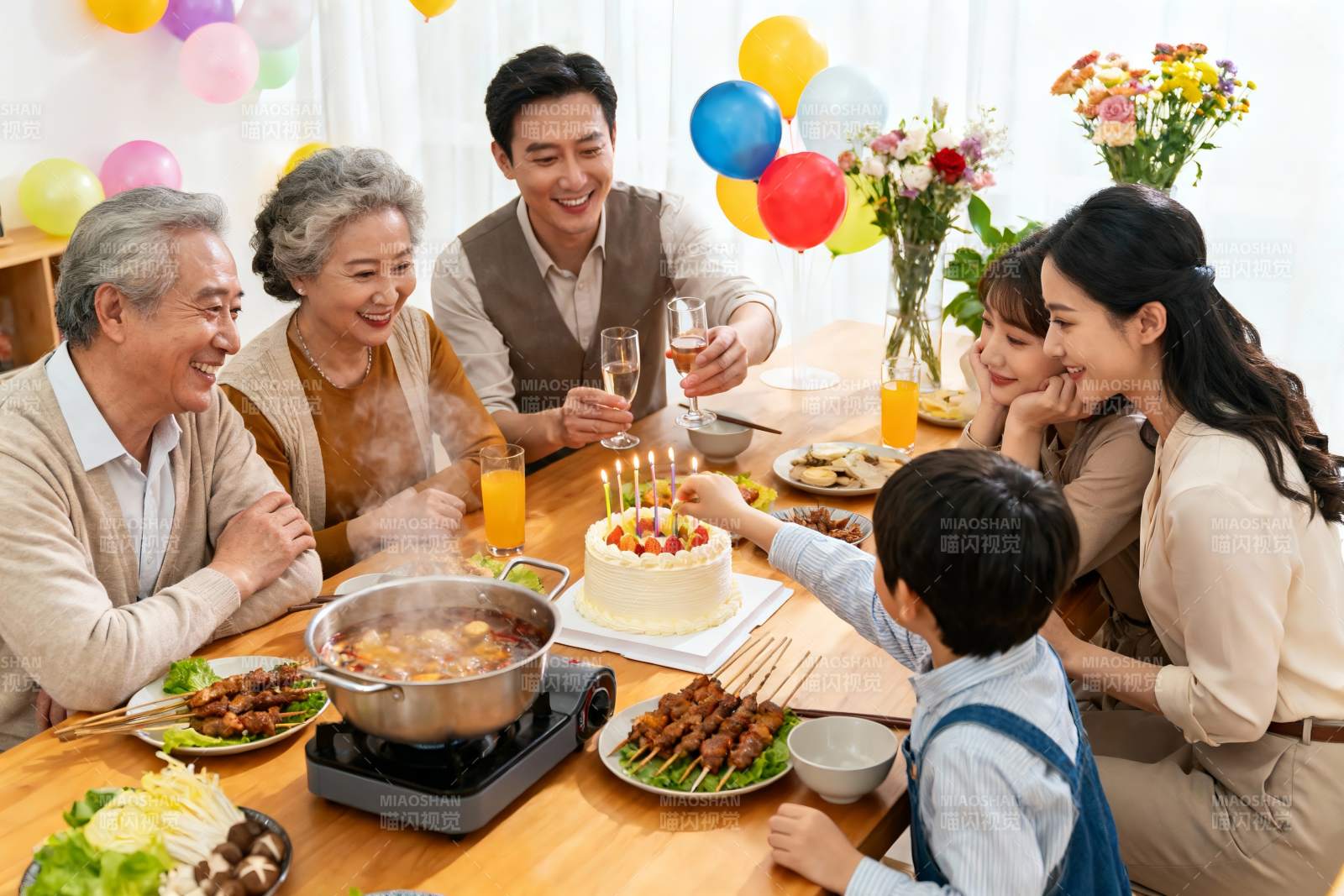 家庭聚餐庆生温馨场景图片