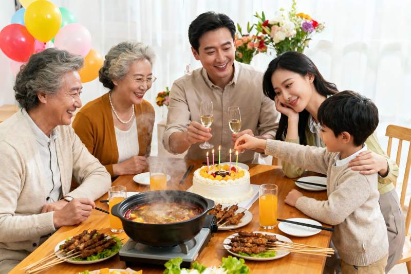 家庭聚餐庆生温馨场景图片