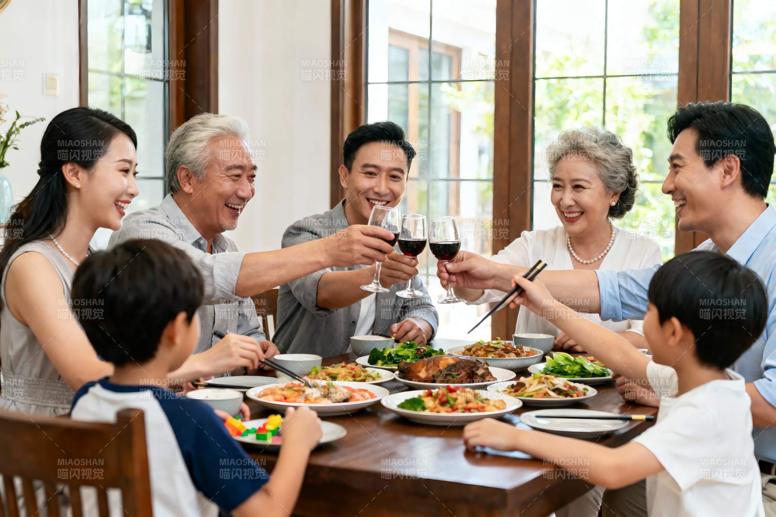 三代同堂家庭聚餐举杯欢庆图片