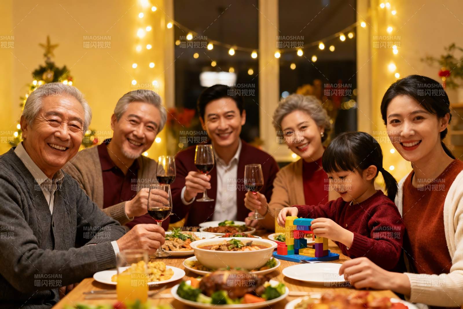 温馨家庭圣诞聚餐欢庆时刻图片