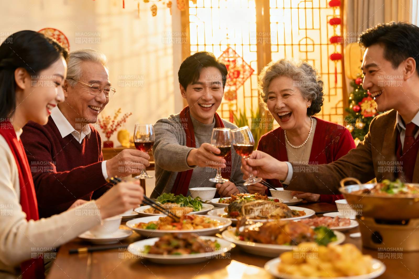 家庭聚餐欢庆团圆图片