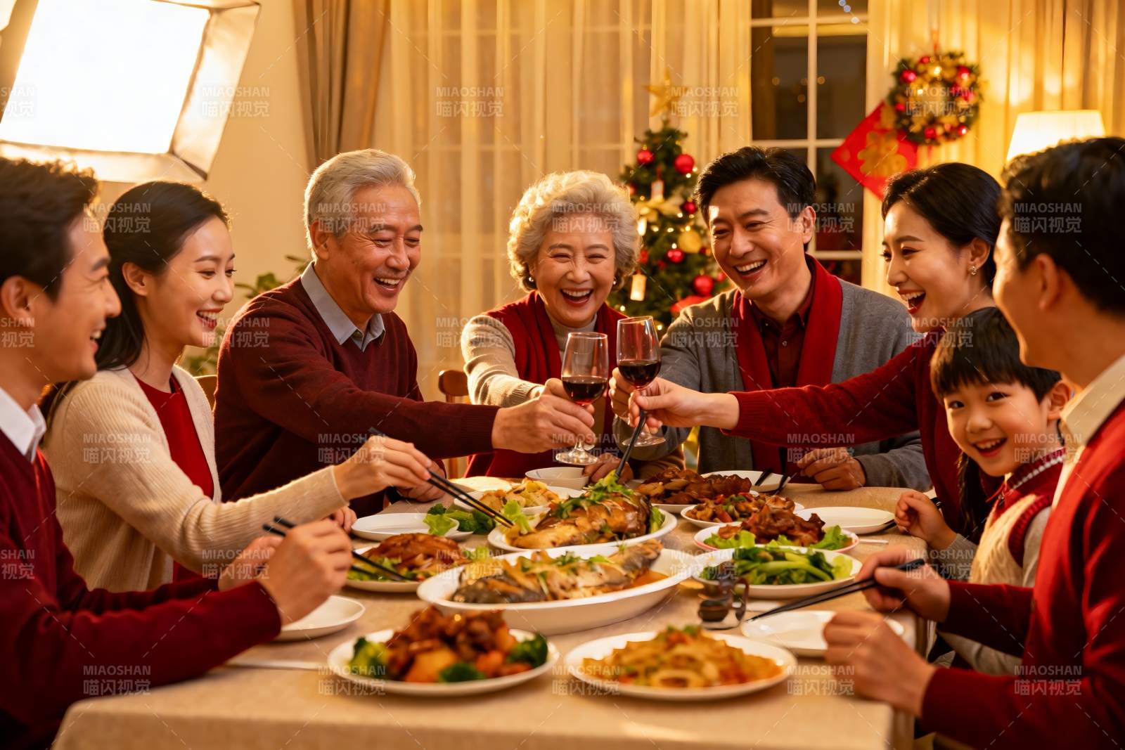 家庭聚餐欢庆节日温馨场景图片