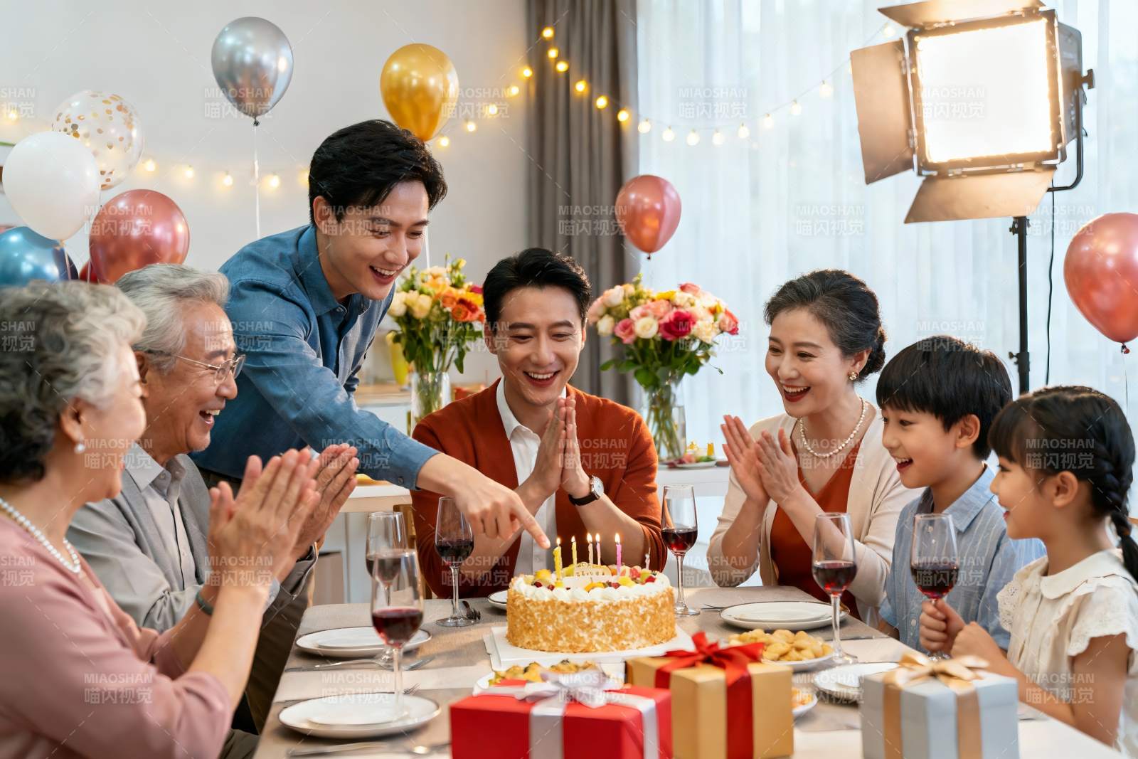 家庭生日派对欢聚一堂图片