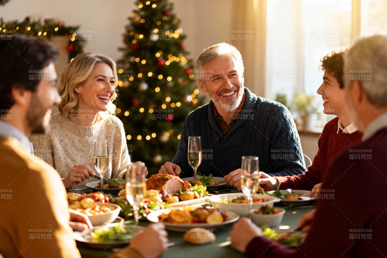 圣诞晚餐家人欢聚一堂图片