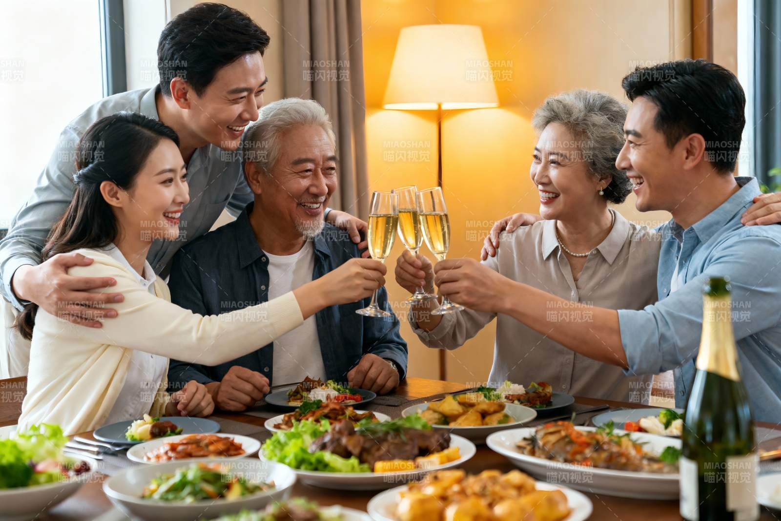 三代同堂家庭聚餐举杯欢庆图片