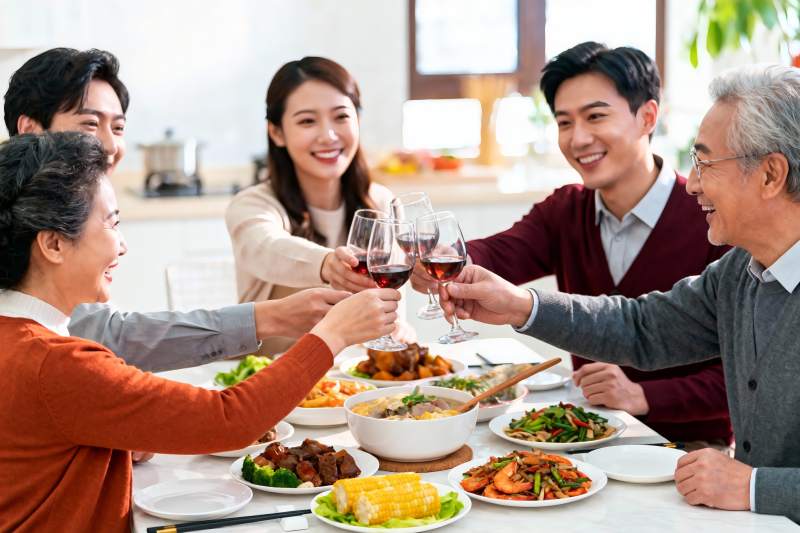 家庭聚餐欢庆时刻图片