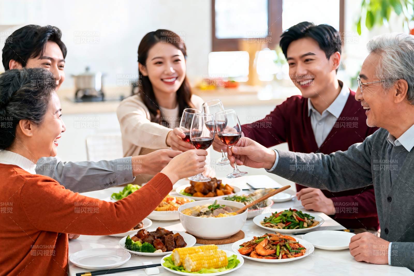 家庭聚餐欢庆时刻图片