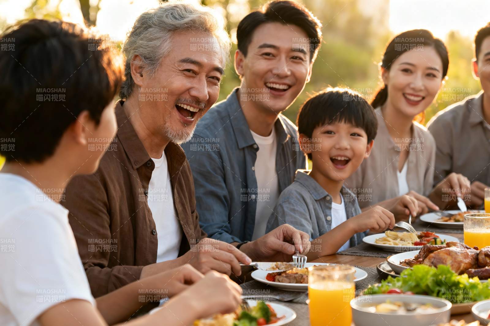 三代同堂户外聚餐其乐融融图片