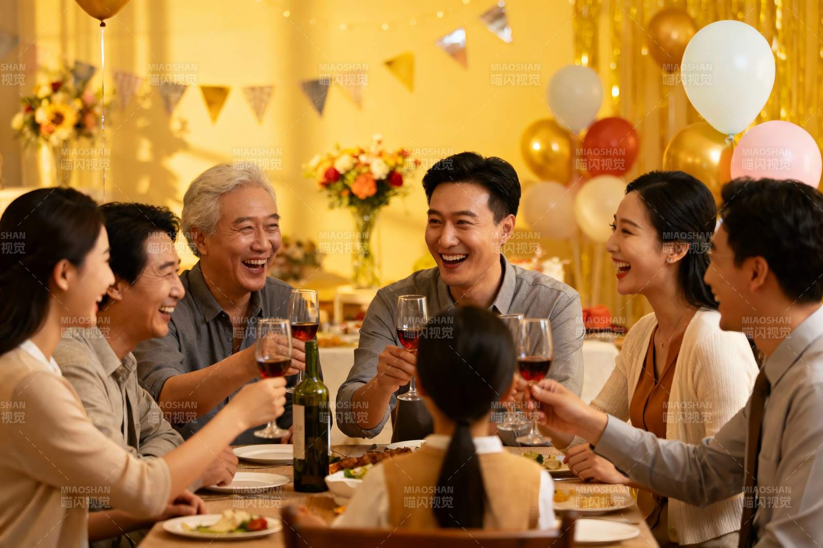 家庭聚会欢庆举杯图片