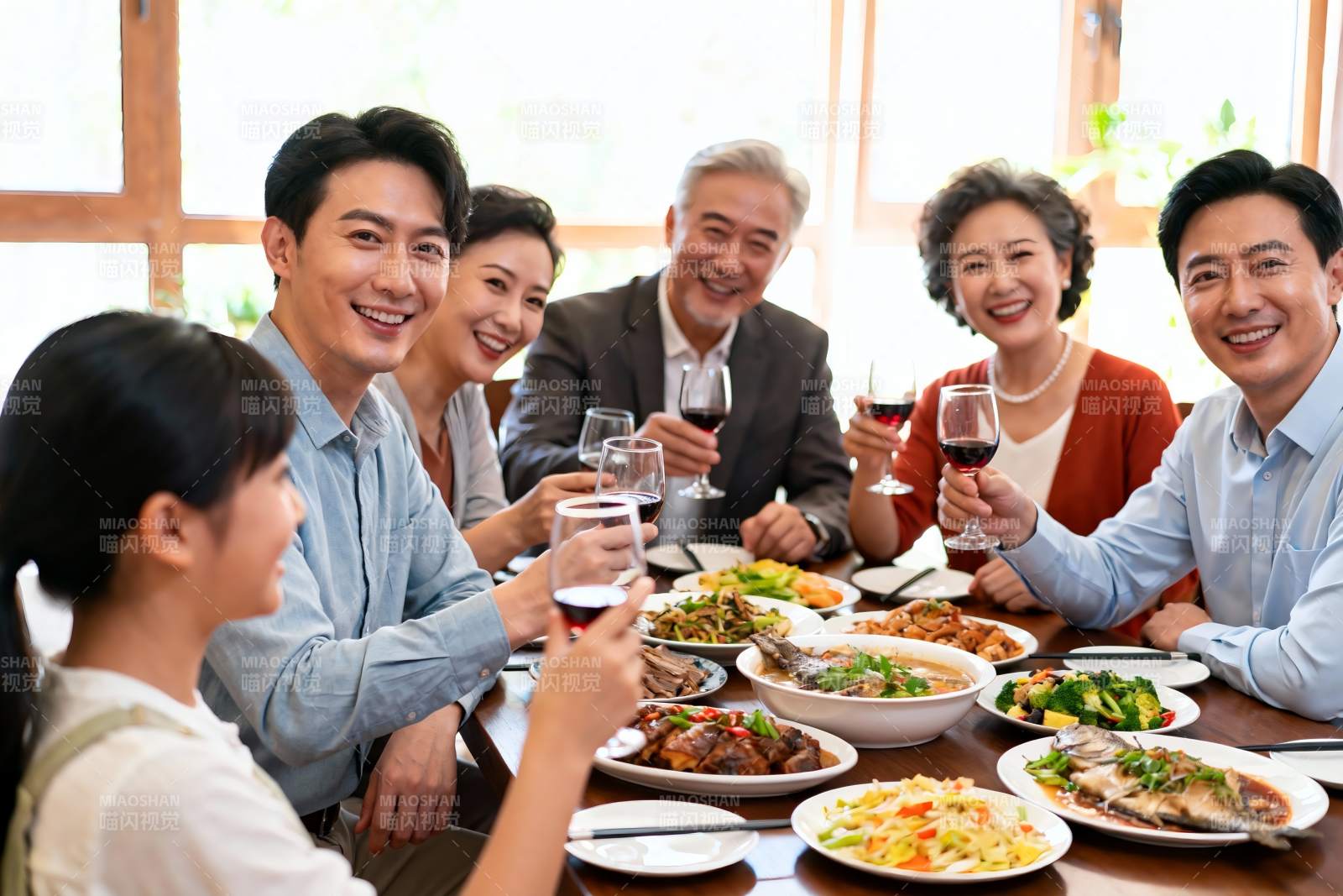 家庭聚餐欢庆时刻图片