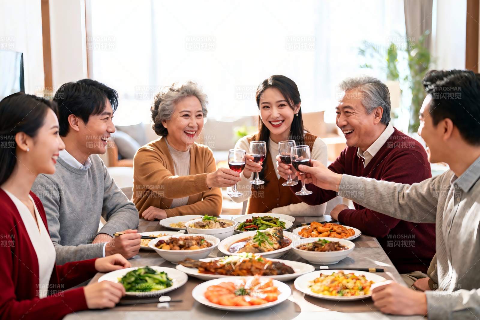 家庭聚餐欢庆时刻图片